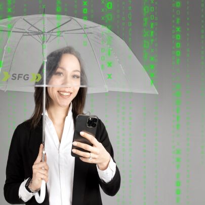 Frau mit Handy in der Hand unter Schirm, grüne Daten im Hintergrund.