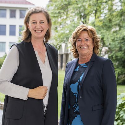 Wirtschaftslandesrätin Barbara Eibinger-Miedl mit der künftigen Geschäftsführerin des ACstyria Christa Zengerer.