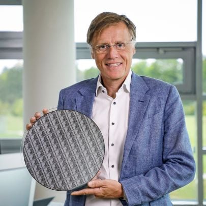 Infineon-CEO Jochen Hanebeck hält einen der weltweit ersten 300-mm-GaN-Power-Wafer, der in einer bestehenden und skalierbaren Hochvolumen-Fertigungsumgebung hergestellt wurde.